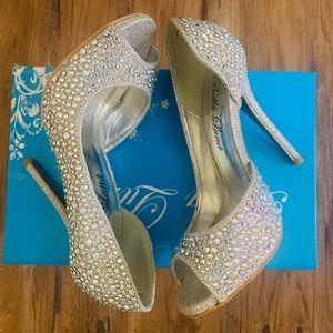 Ladies heels size 6.